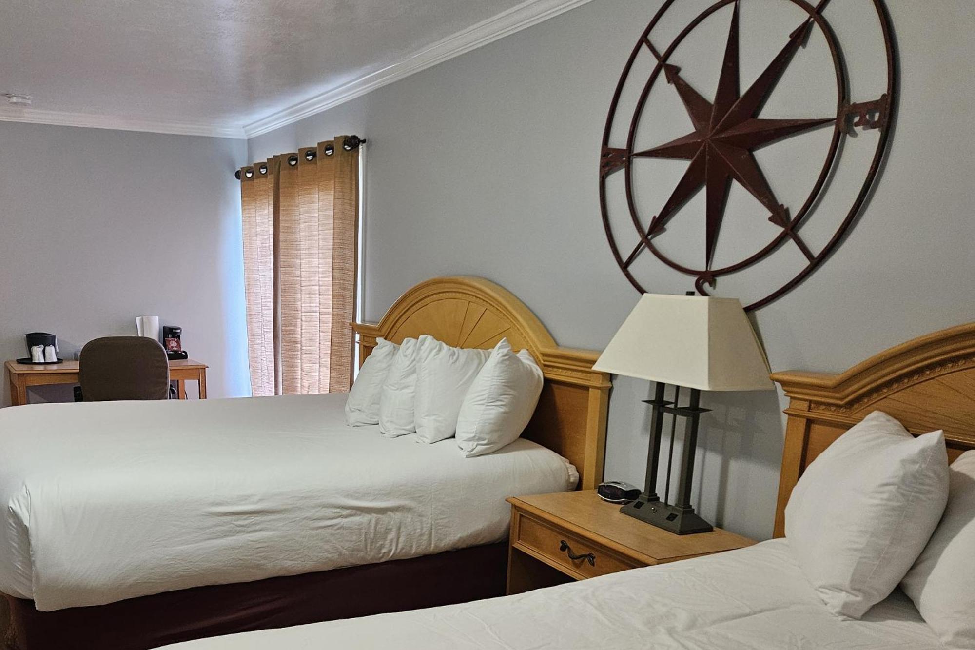 Captain'S Inn And Suites Alexandria Bay Exterior foto