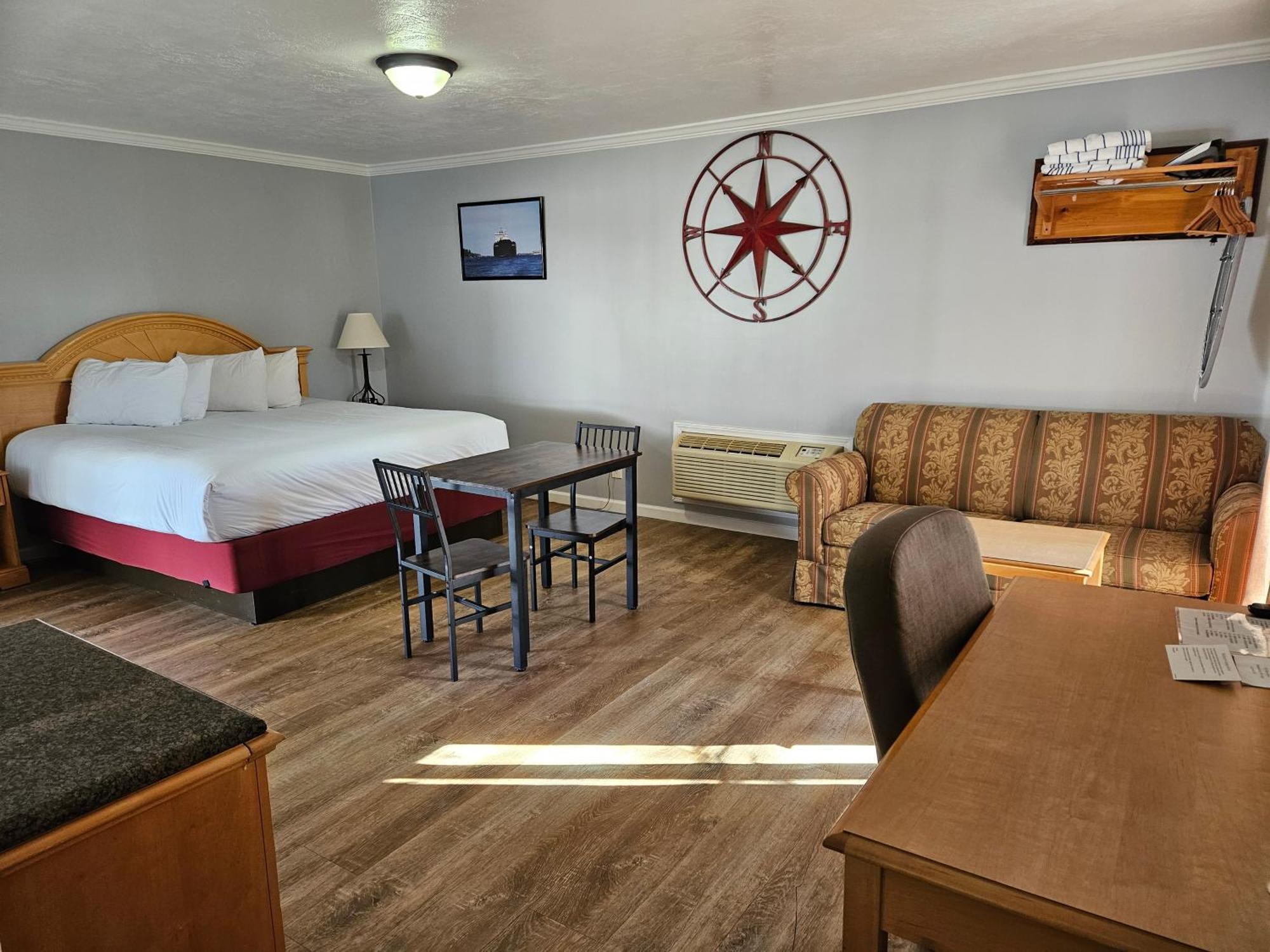Captain'S Inn And Suites Alexandria Bay Exterior foto